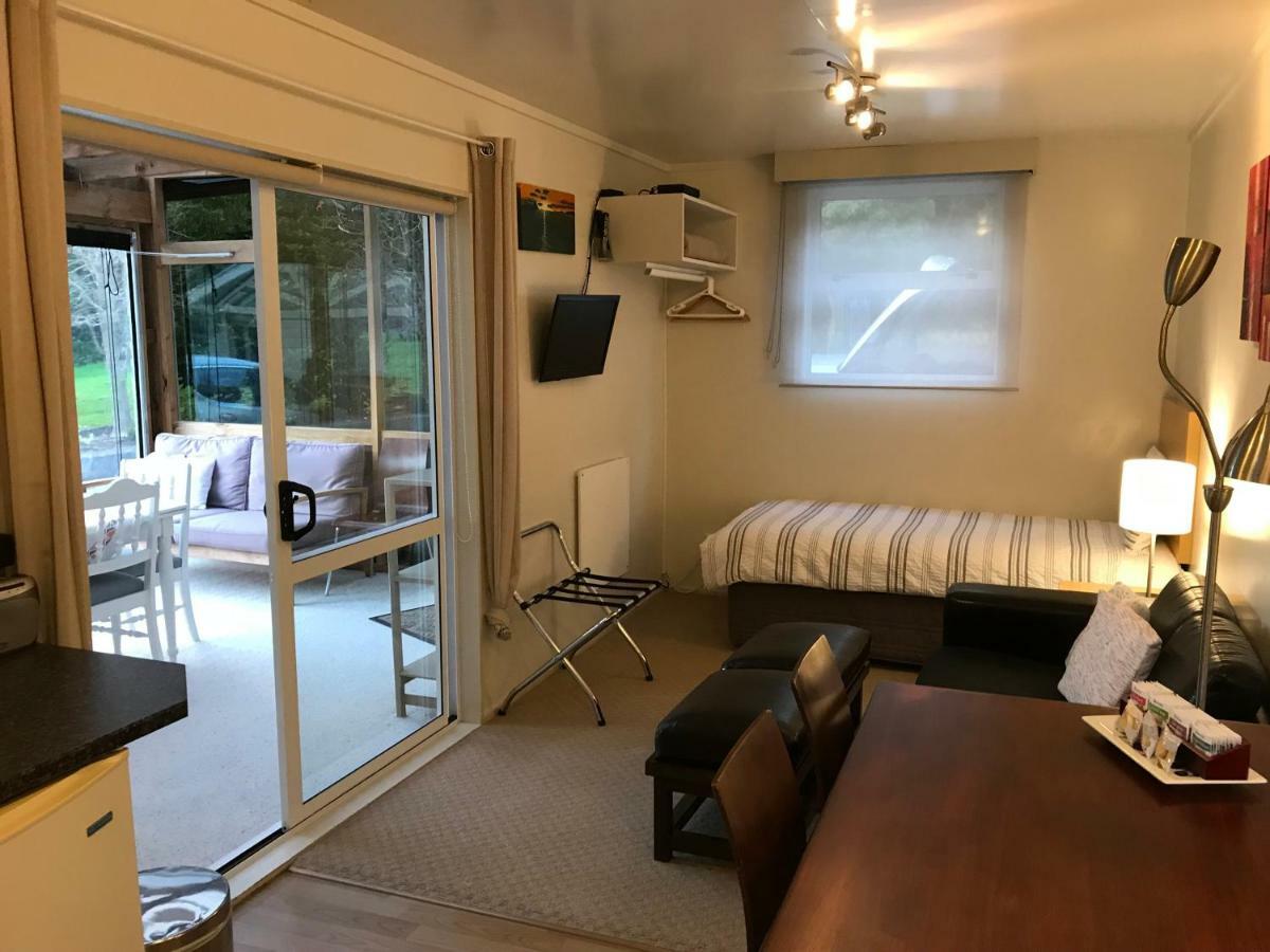 Отель Angie'S Rural Retreat Wainuiomata Экстерьер фото